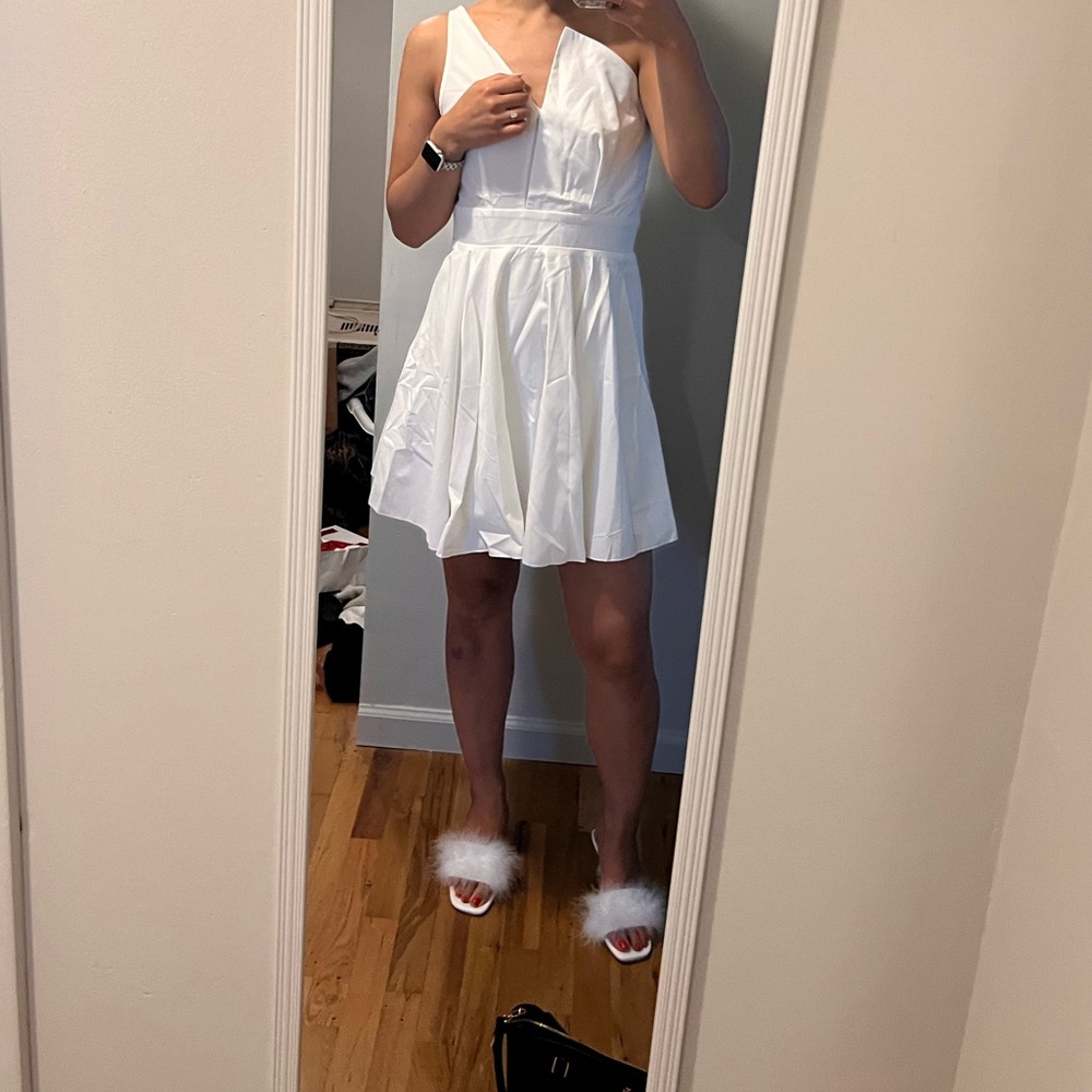 Elegant White Sleeveless Dress